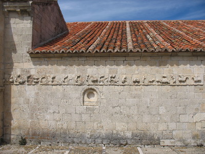 8. Mensario en la iglesia de Campisábalos; a la derecha, el inicio con una escena de una justa