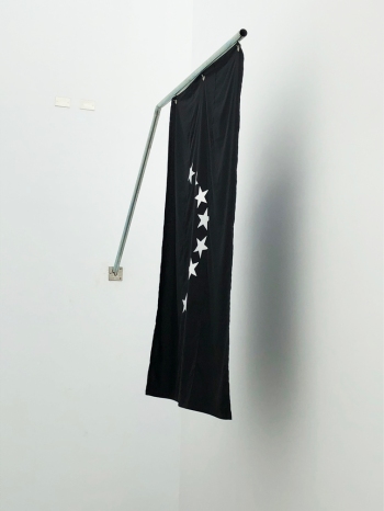 Bandera de luto. Sala CAAM-San Antonio Abad. Exp. Montiel-Soto